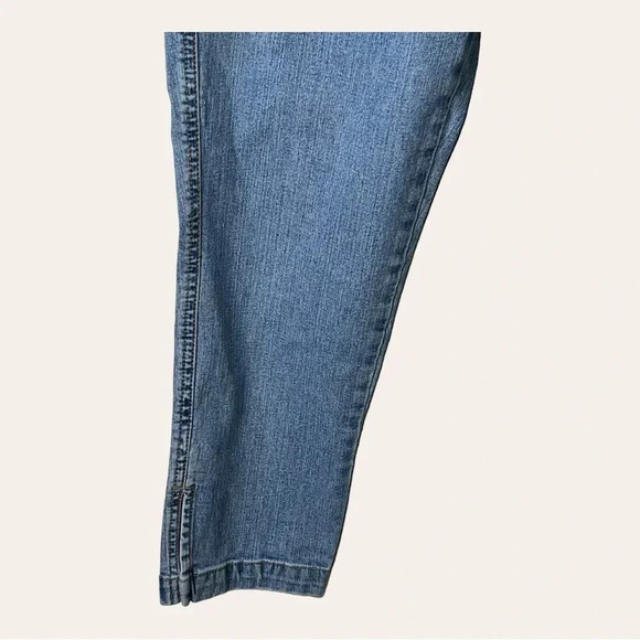 0017W. LEVI’S CAPRIS SLIT ON‎ SIDE LIGHTER WASH SIZE 6 - Picture 4 of 11